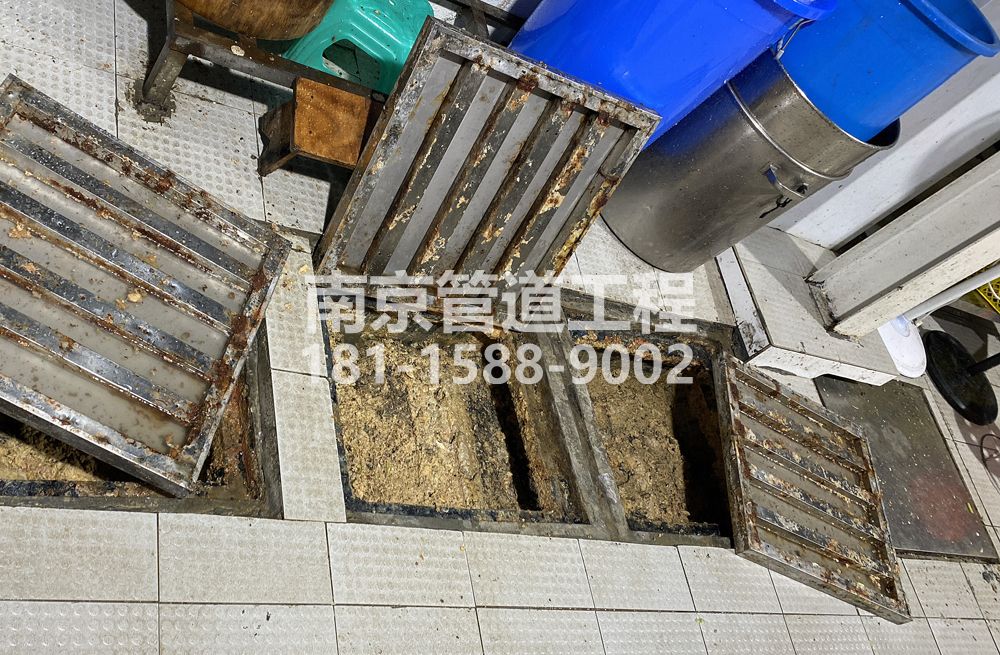 278成贤街城管中队食堂隔油池清理